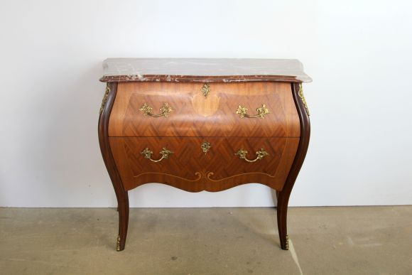 Антикварный комод в очень хорошем состоянии