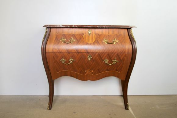 Антикварный комод в очень хорошем состоянии