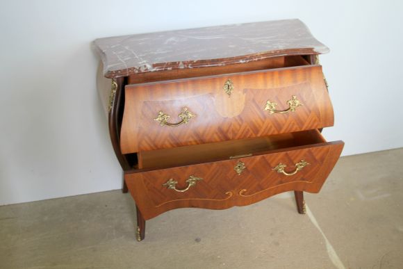 Антикварный комод в очень хорошем состоянии