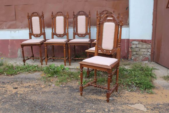 Антикварные дубовые резные стулья в идеальном состоянии