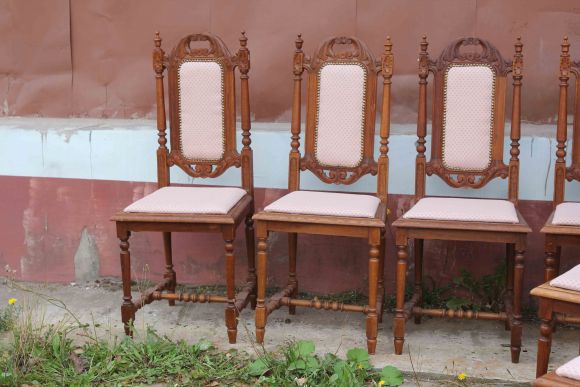 Антикварные дубовые резные стулья в идеальном состоянии