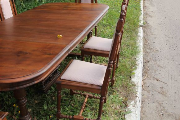 Антикварные дубовые резные стулья в идеальном состоянии