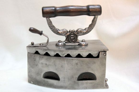 Утюжок угольный с деревянной ручкой. Середина 20 века.
