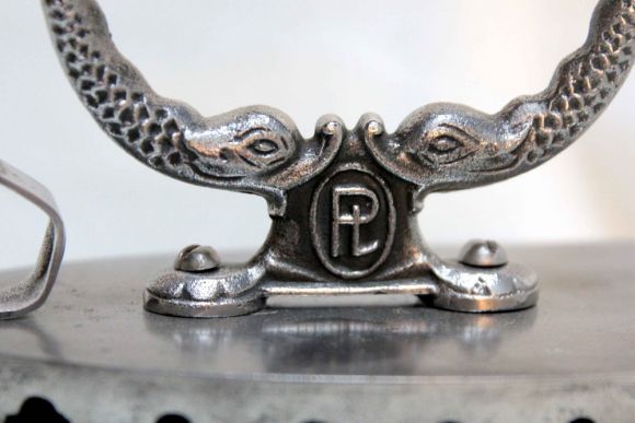 Утюжок угольный с деревянной ручкой. Середина 20 века.