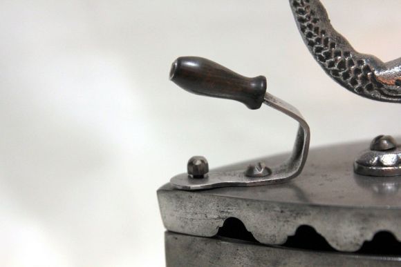 Утюжок угольный с деревянной ручкой. Середина 20 века.