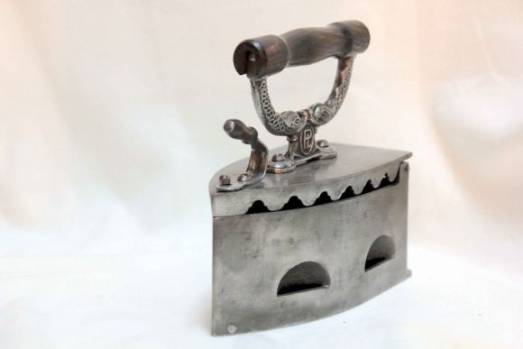 Утюжок угольный с деревянной ручкой. Середина 20 века.