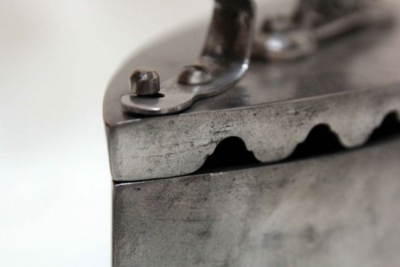 Утюжок угольный с деревянной ручкой. Середина 20 века.