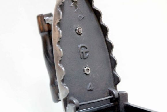 Утюжок угольный с деревянной ручкой. Середина 20 века.