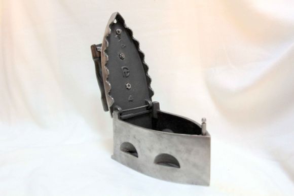 Утюжок угольный с деревянной ручкой. Середина 20 века.