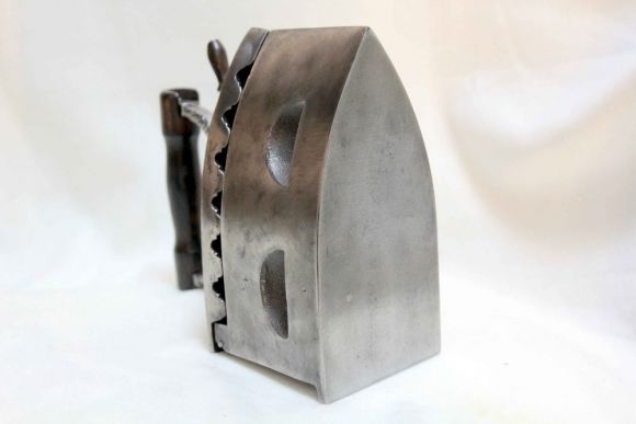 Утюжок угольный с деревянной ручкой. Середина 20 века.