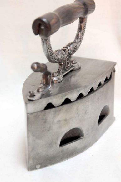 Утюжок угольный с деревянной ручкой. Середина 20 века.