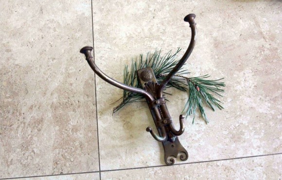 Винтажный крючок на стену из бронзы