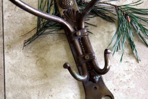 Винтажный крючок на стену из бронзы