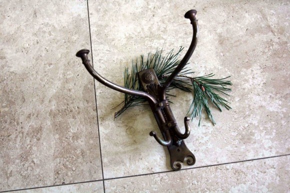 Винтажный крючок на стену из бронзы