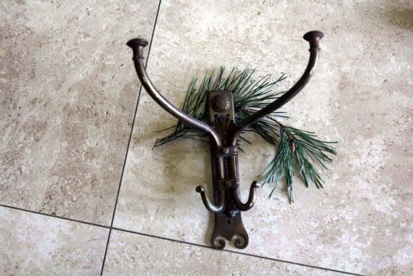 Винтажный крючок на стену из бронзы