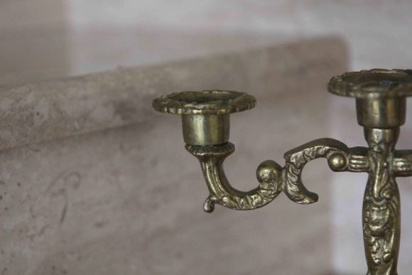 Старинный подсвечник на три свечи с красивым орнаментом