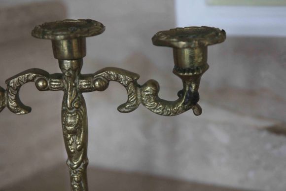 Старинный подсвечник на три свечи с красивым орнаментом