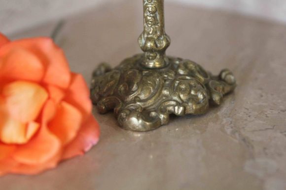 Старинный подсвечник на три свечи с красивым орнаментом