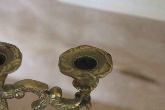 Старинный подсвечник на три свечи с красивым орнаментом