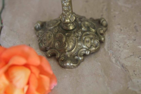 Старинный подсвечник на три свечи с красивым орнаментом