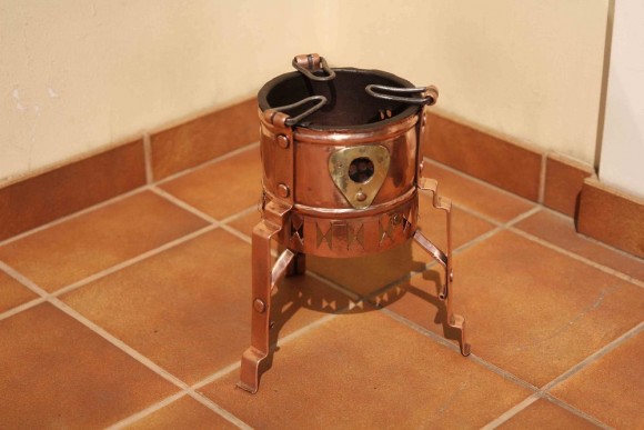 Старинный медный чайник на горелке. Рабочее состояние