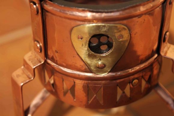 Старинный медный чайник на горелке. Рабочее состояние