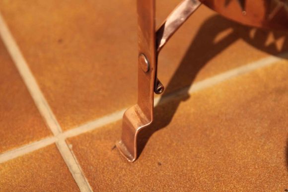 Старинный медный чайник на горелке. Рабочее состояние