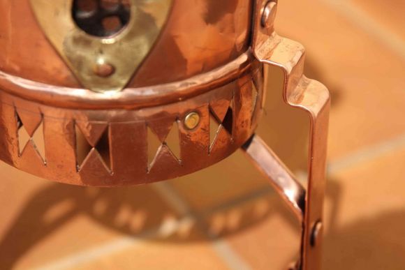 Старинный медный чайник на горелке. Рабочее состояние