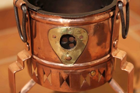 Старинный медный чайник на горелке. Рабочее состояние