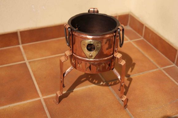 Старинный медный чайник на горелке. Рабочее состояние