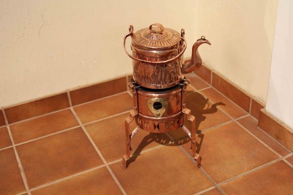 Старинный медный чайник на горелке. Рабочее состояние