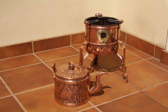 Старинный медный чайник на горелке. Рабочее состояние