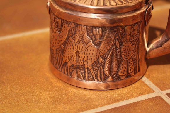 Старинный медный чайник на горелке. Рабочее состояние