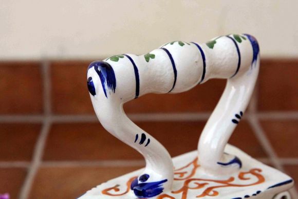 Невероятно милый фарфоровый утюг расписанный вручную