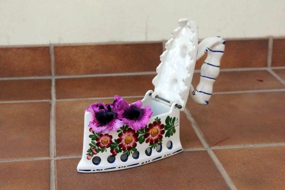 Невероятно милый фарфоровый утюг расписанный вручную