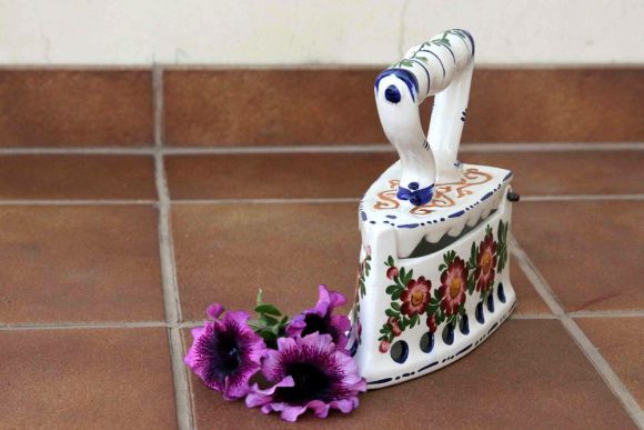 Невероятно милый фарфоровый утюг расписанный вручную