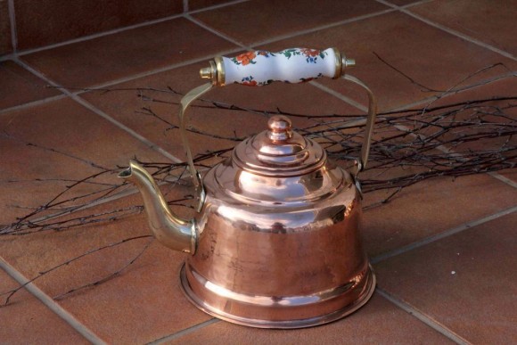 Медный чайник с фарфоровой ручкой, расписанной вручную