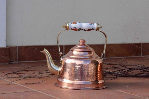 Медный чайник с фарфоровой ручкой, расписанной вручную
