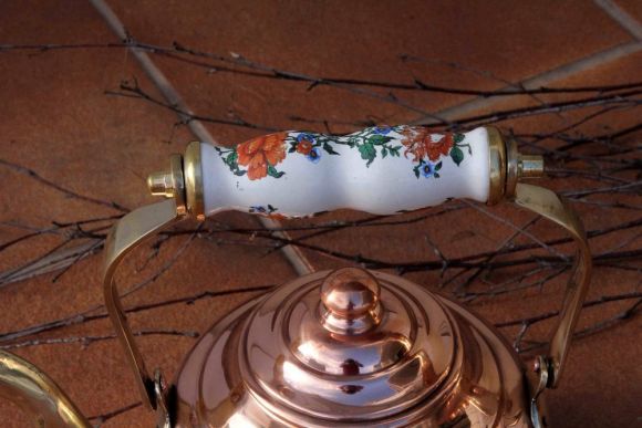 Медный чайник с фарфоровой ручкой, расписанной вручную