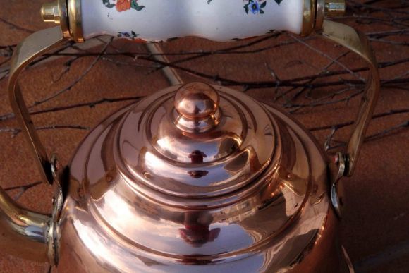 Медный чайник с фарфоровой ручкой, расписанной вручную