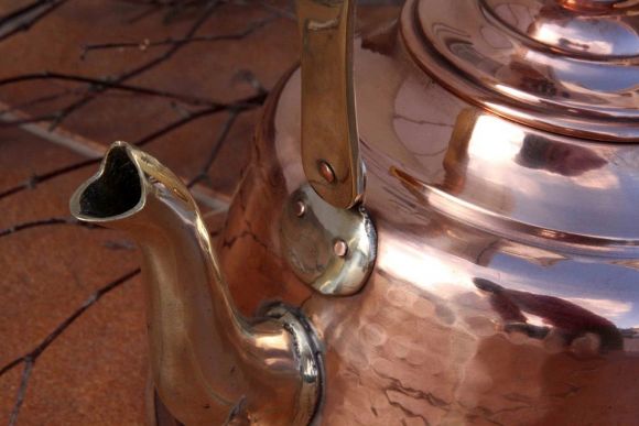 Медный чайник с фарфоровой ручкой, расписанной вручную