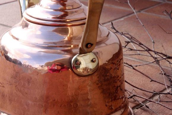 Медный чайник с фарфоровой ручкой, расписанной вручную