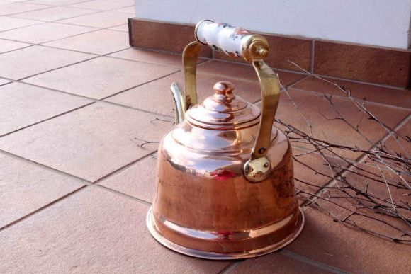 Медный чайник с фарфоровой ручкой, расписанной вручную