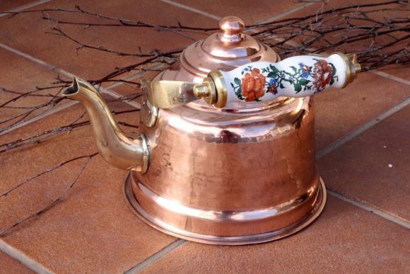 Медный чайник с фарфоровой ручкой, расписанной вручную