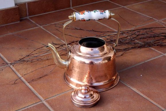 Медный чайник с фарфоровой ручкой, расписанной вручную