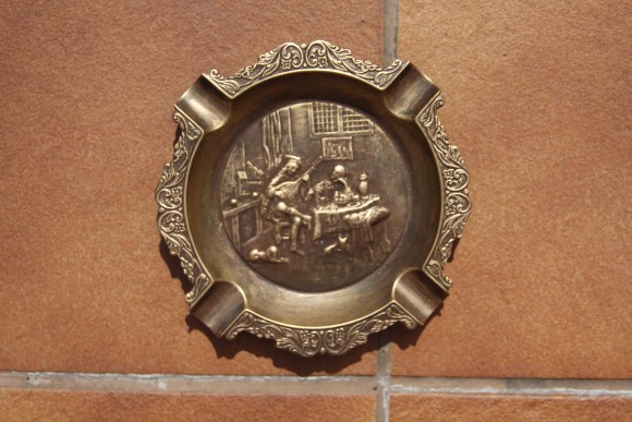 Латунная круглая пепельница с романтическим сюжетом