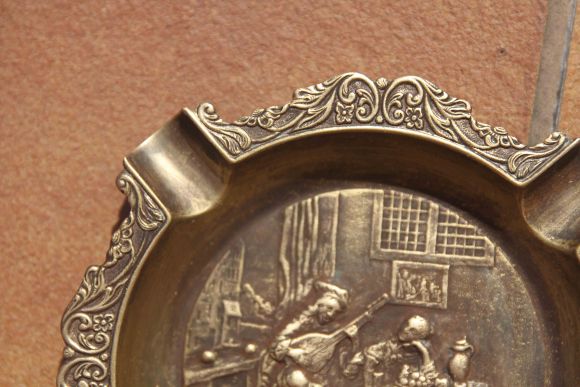 Латунная круглая пепельница с романтическим сюжетом