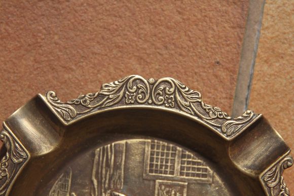 Латунная круглая пепельница с романтическим сюжетом