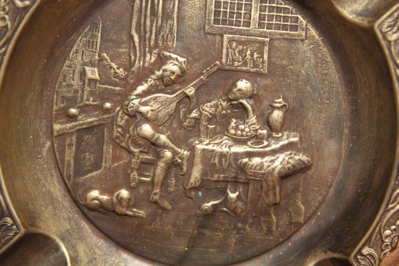 Латунная круглая пепельница с романтическим сюжетом