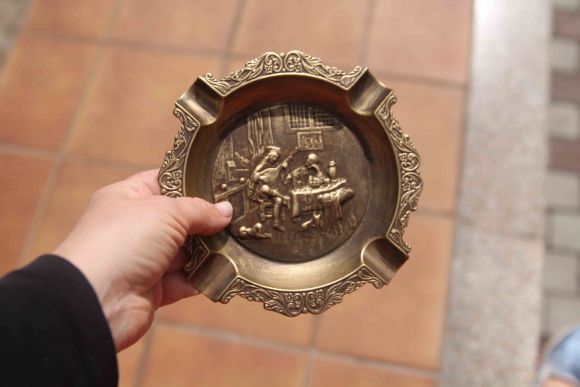 Латунная круглая пепельница с романтическим сюжетом